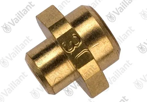 Vaillant Brennerdüse aus Messing mit sechs flachen Kanten, zylindrischer Form und einer zentralen Öffnung zur Zündung.